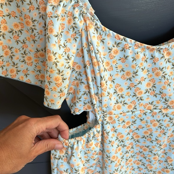 Flower cut out dress - Picture 2 of 4